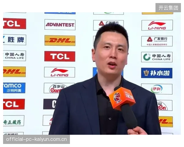 上海队主教练卢伟在关键比赛中给予年轻球员信任，加速了球队的更新换代。